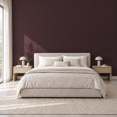 Plum matte interieurfolie als accentwand in slaapkamer