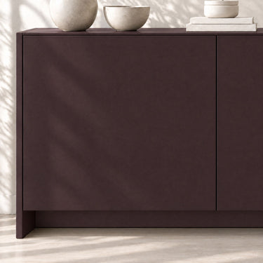 Plum matte interieurfolie close-up op kastdeur